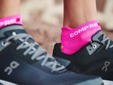Zokni Compressport Pro Racing Socks v4.0 Run Low - fluo pink/primerose